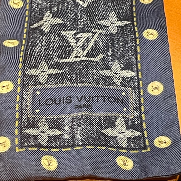 💯% Authentic LOUIS VUITTON
Silk Monogram Denim Bandeau Blue✨ - Picture 11 of 13